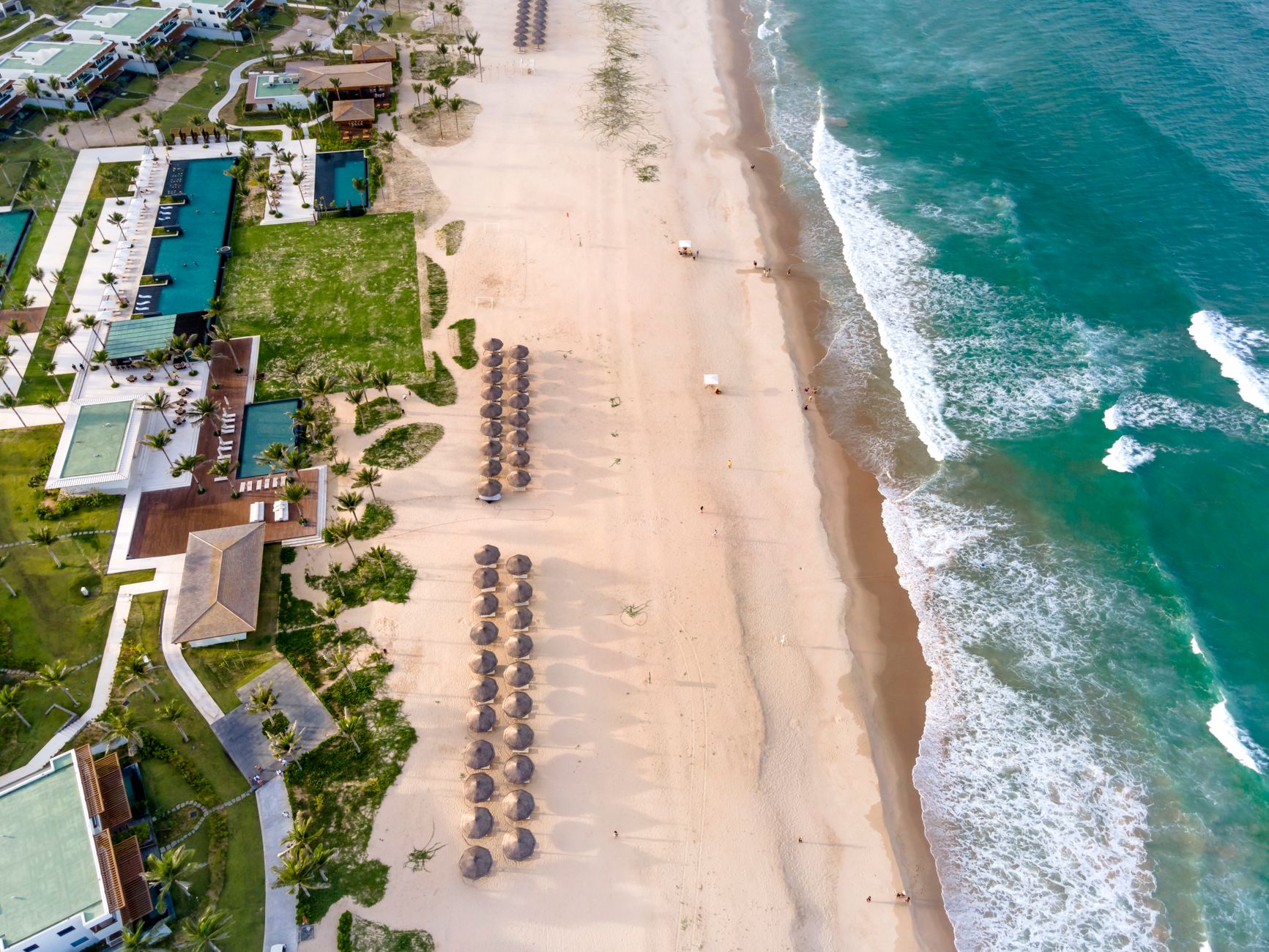 Luksusowy resort plażowy w Dubaju z lotu ptaka nad turkusową wodą