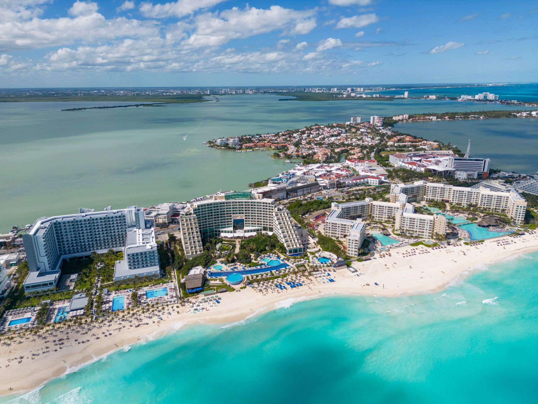 Widok z lotu ptaka na kurorty i turkusowe morze w Cancun