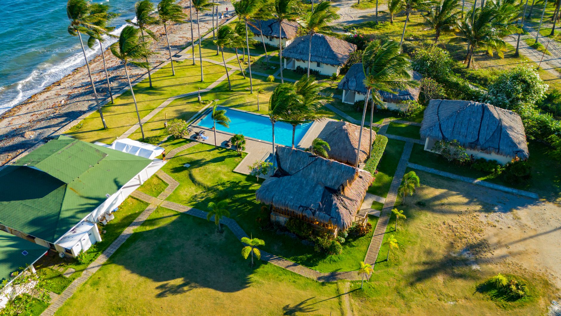 Widok z lotu ptaka na tropikalny resort z plażą i basenem